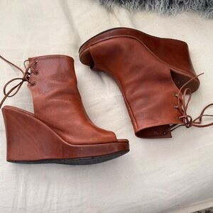 Cordani Chestnut Leather Peep-Toe Lace-back Wedges